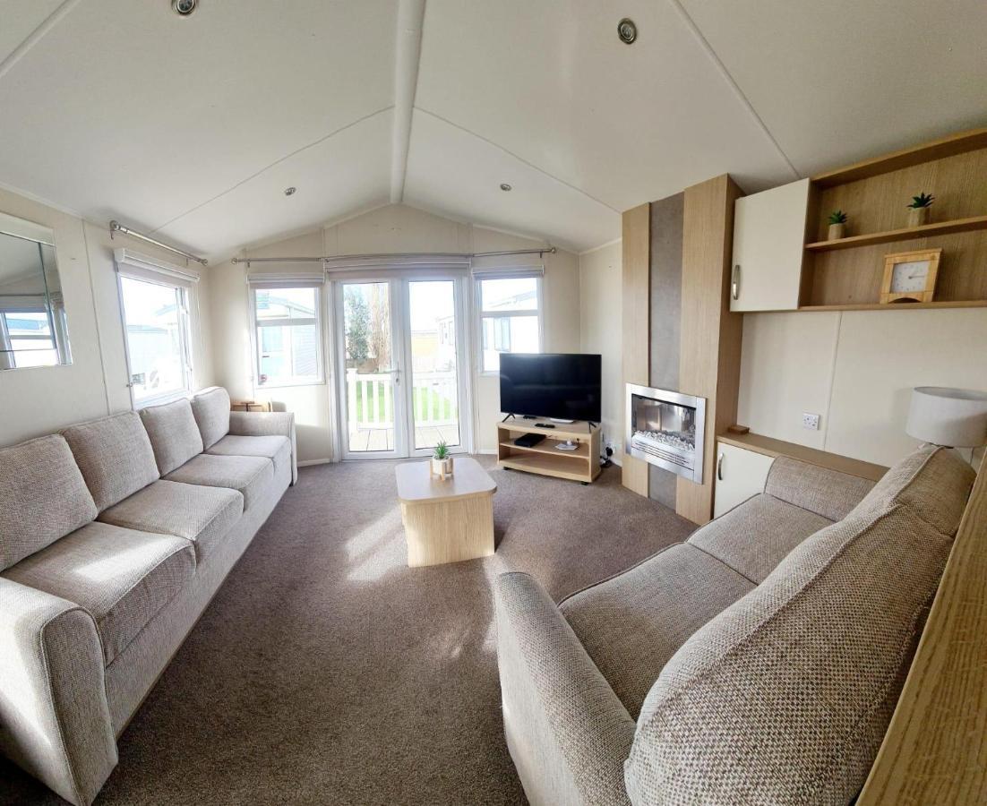Caravan With Decking And Free Wifi At Seawick Holiday Park Ref 27214Sw Клактон-он-Си Экстерьер фото