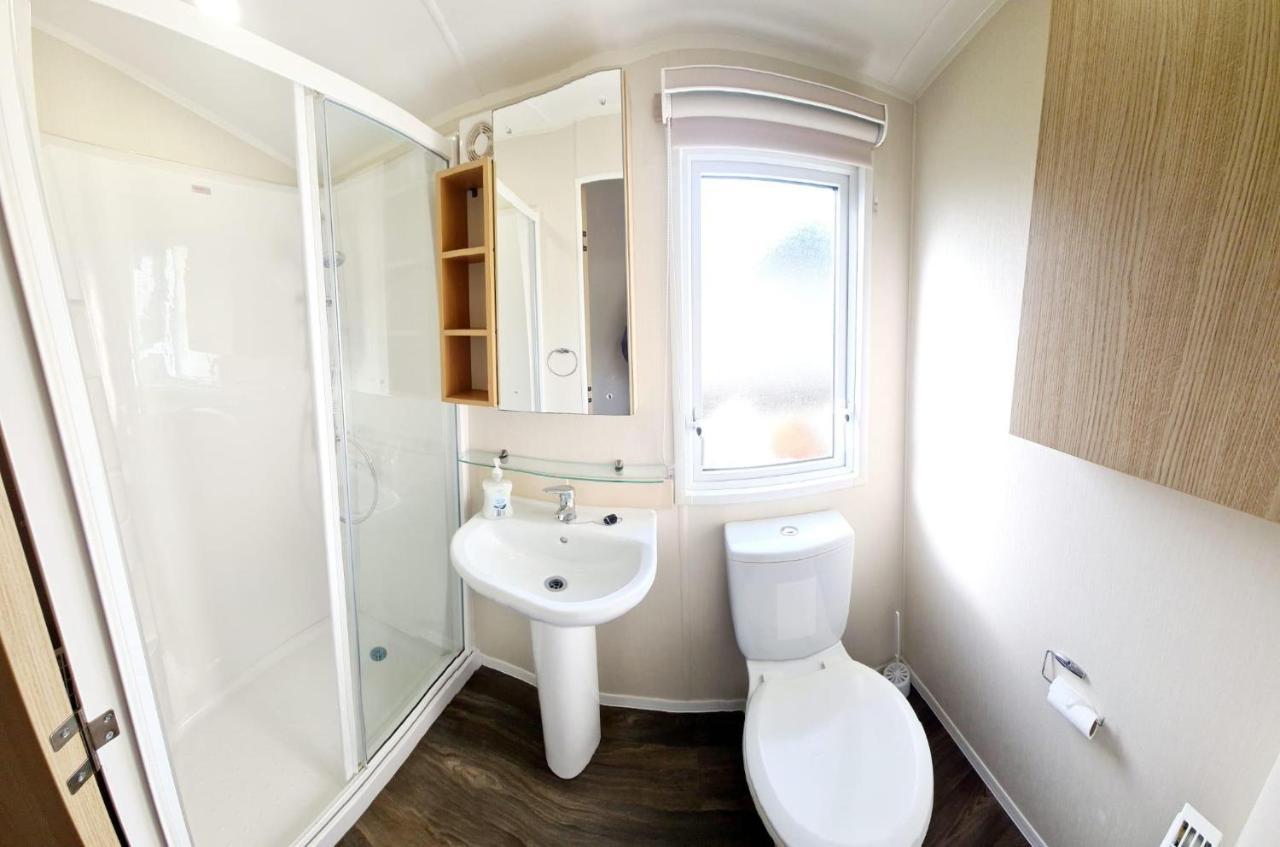 Caravan With Decking And Free Wifi At Seawick Holiday Park Ref 27214Sw Клактон-он-Си Экстерьер фото
