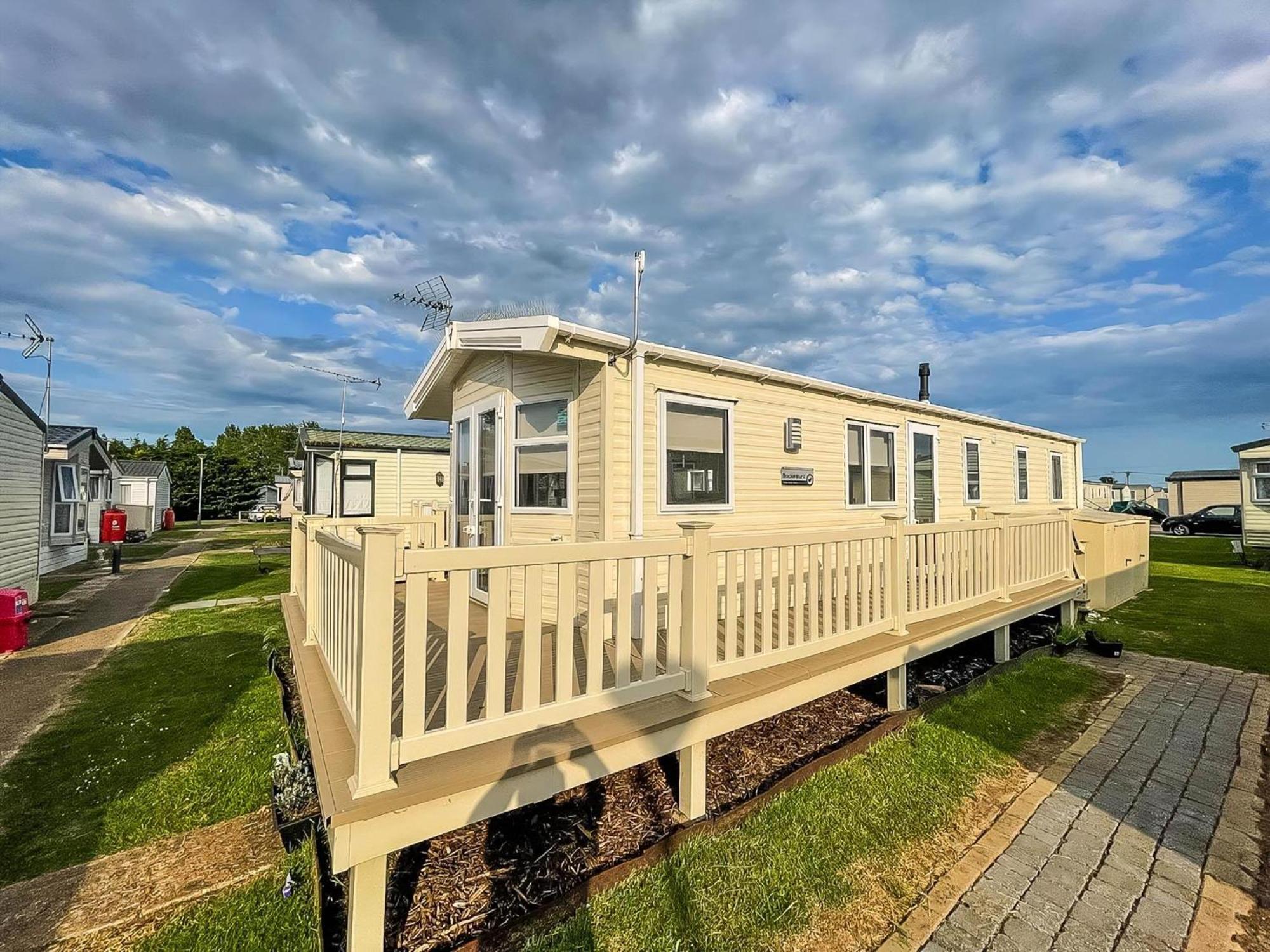 Caravan With Decking And Free Wifi At Seawick Holiday Park Ref 27214Sw Клактон-он-Си Экстерьер фото