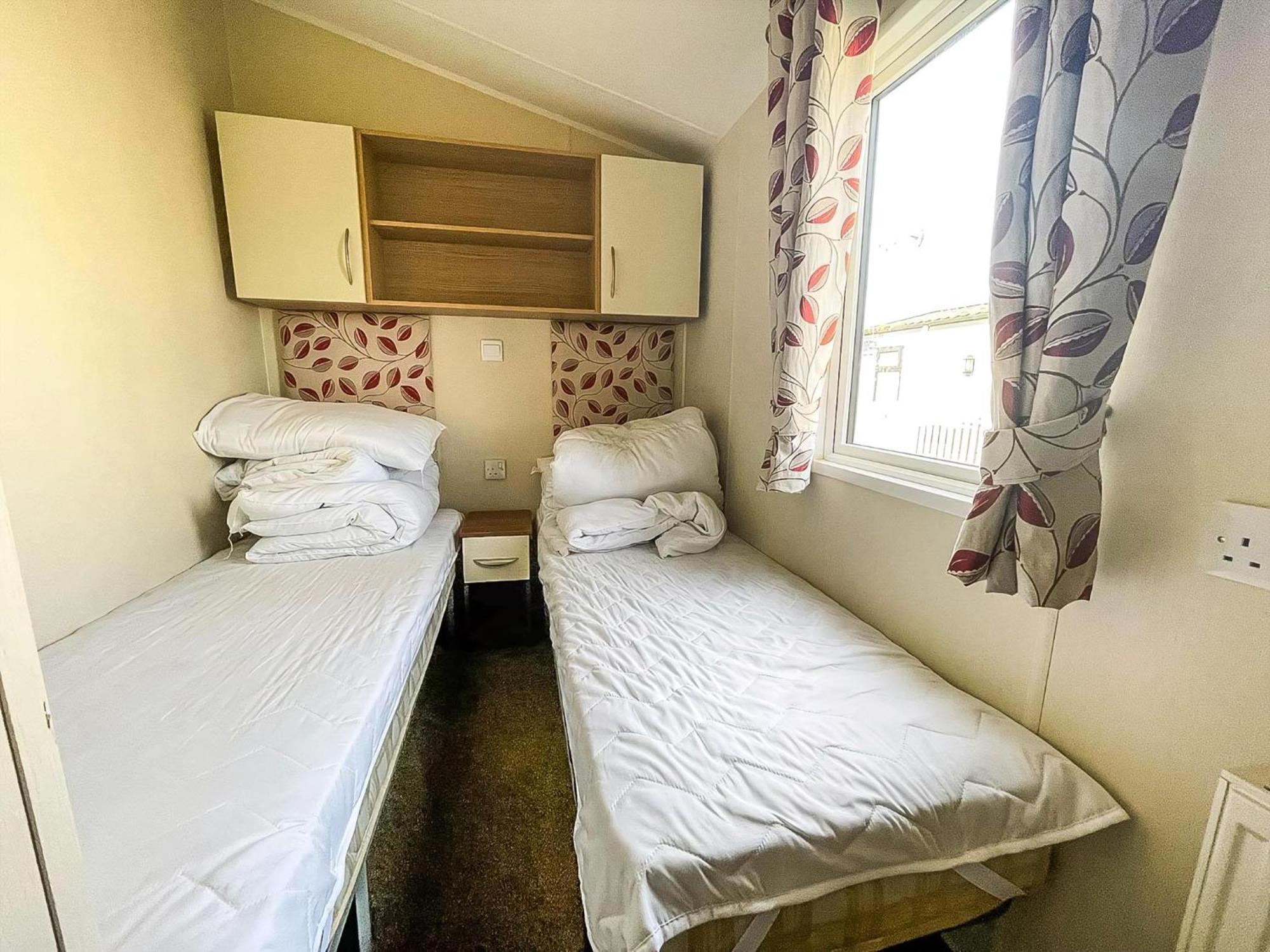Caravan With Decking And Free Wifi At Seawick Holiday Park Ref 27214Sw Клактон-он-Си Экстерьер фото