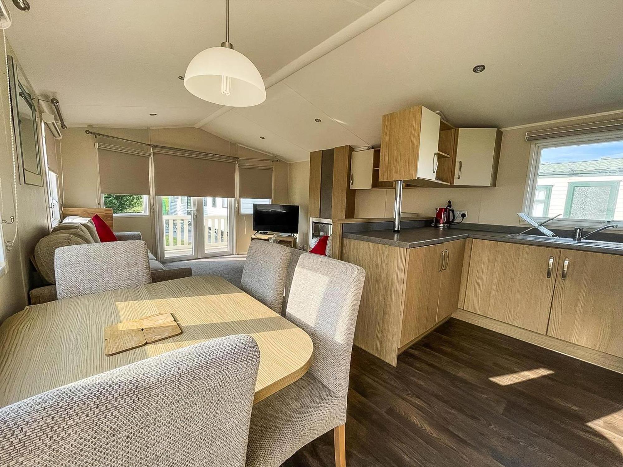 Caravan With Decking And Free Wifi At Seawick Holiday Park Ref 27214Sw Клактон-он-Си Экстерьер фото