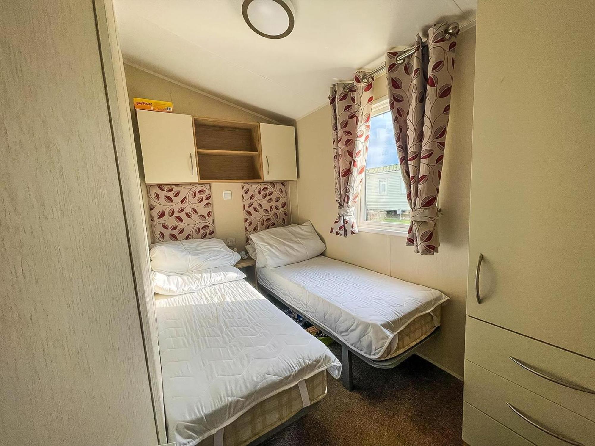 Caravan With Decking And Free Wifi At Seawick Holiday Park Ref 27214Sw Клактон-он-Си Экстерьер фото